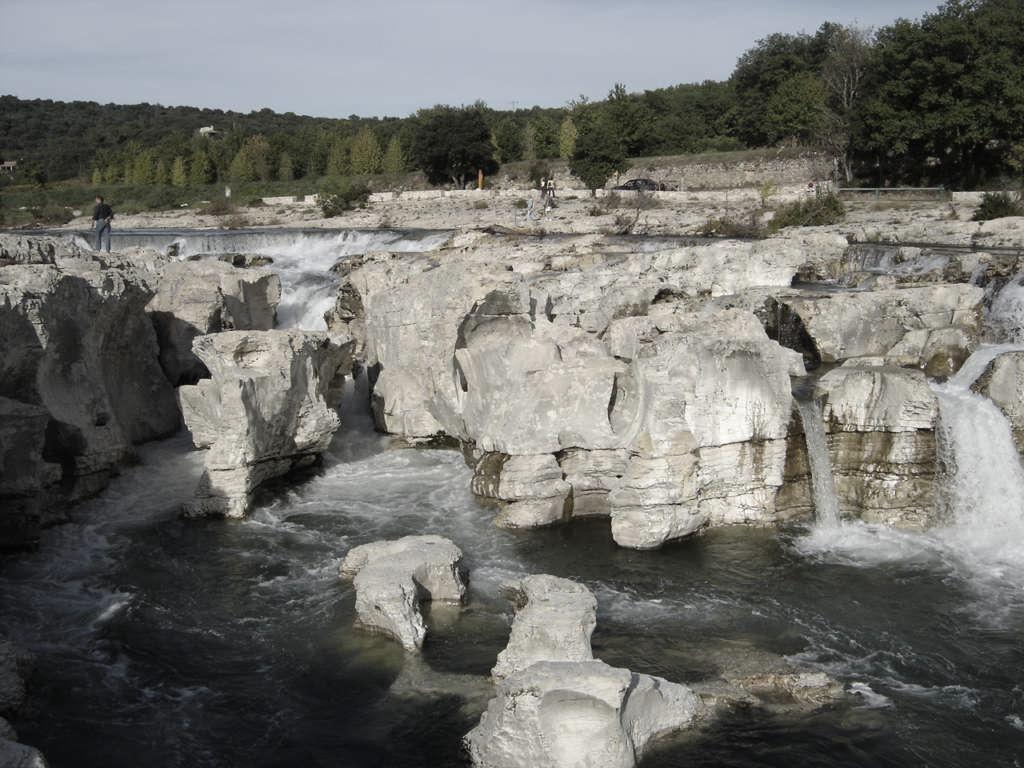 Read more about the article Les Meilleures Plages et Piscines Près de Nîmes pour Se Baigner